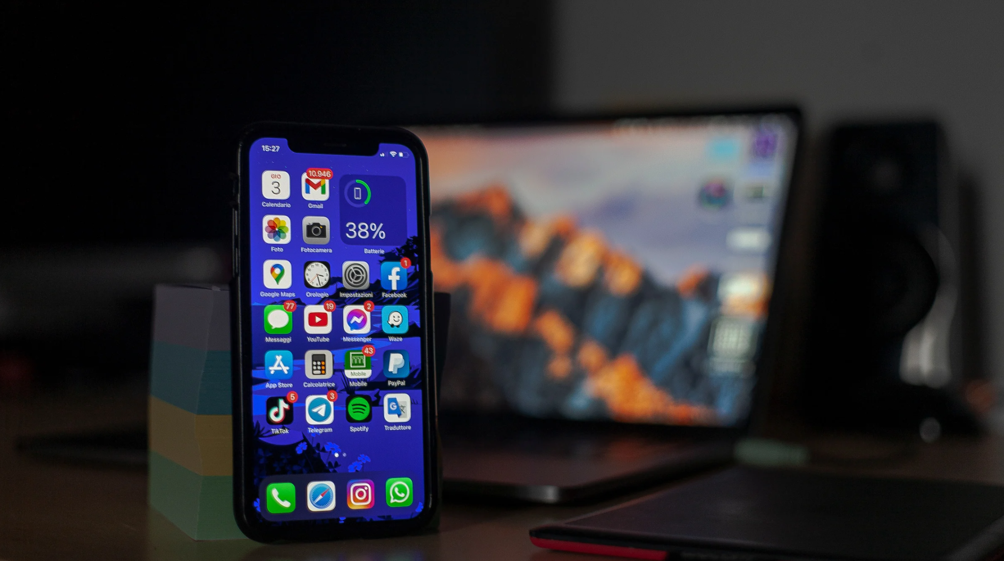 iPhone sobre uma mesa de trabalho